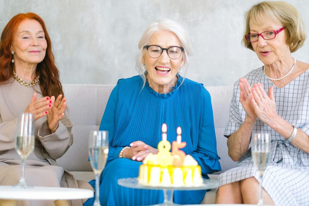 Préserver sa santé dentaire après 60 ans : conseils pour garder ses dents plus longtemps