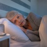 Troubles du sommeil après 60 ans : causes fréquentes, solutions naturelles et conseils pour mieux dormir