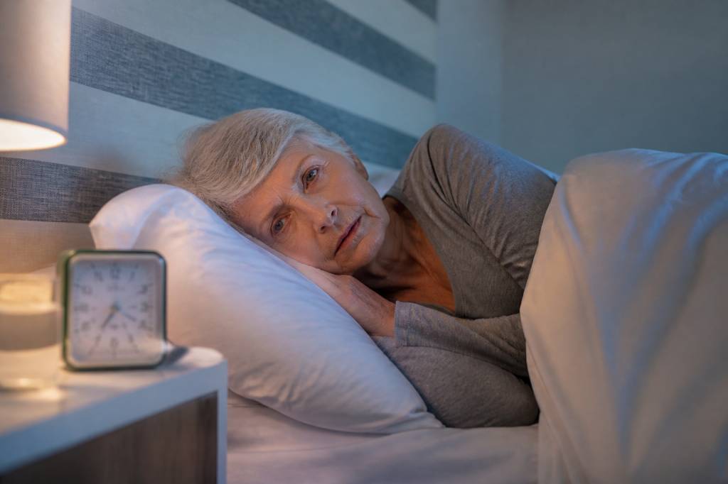 Troubles du sommeil après 60 ans : causes fréquentes, solutions naturelles et conseils pour mieux dormir